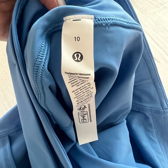 NWT Fast and Free HR Shorts with Pockets - Picture 4 of 5